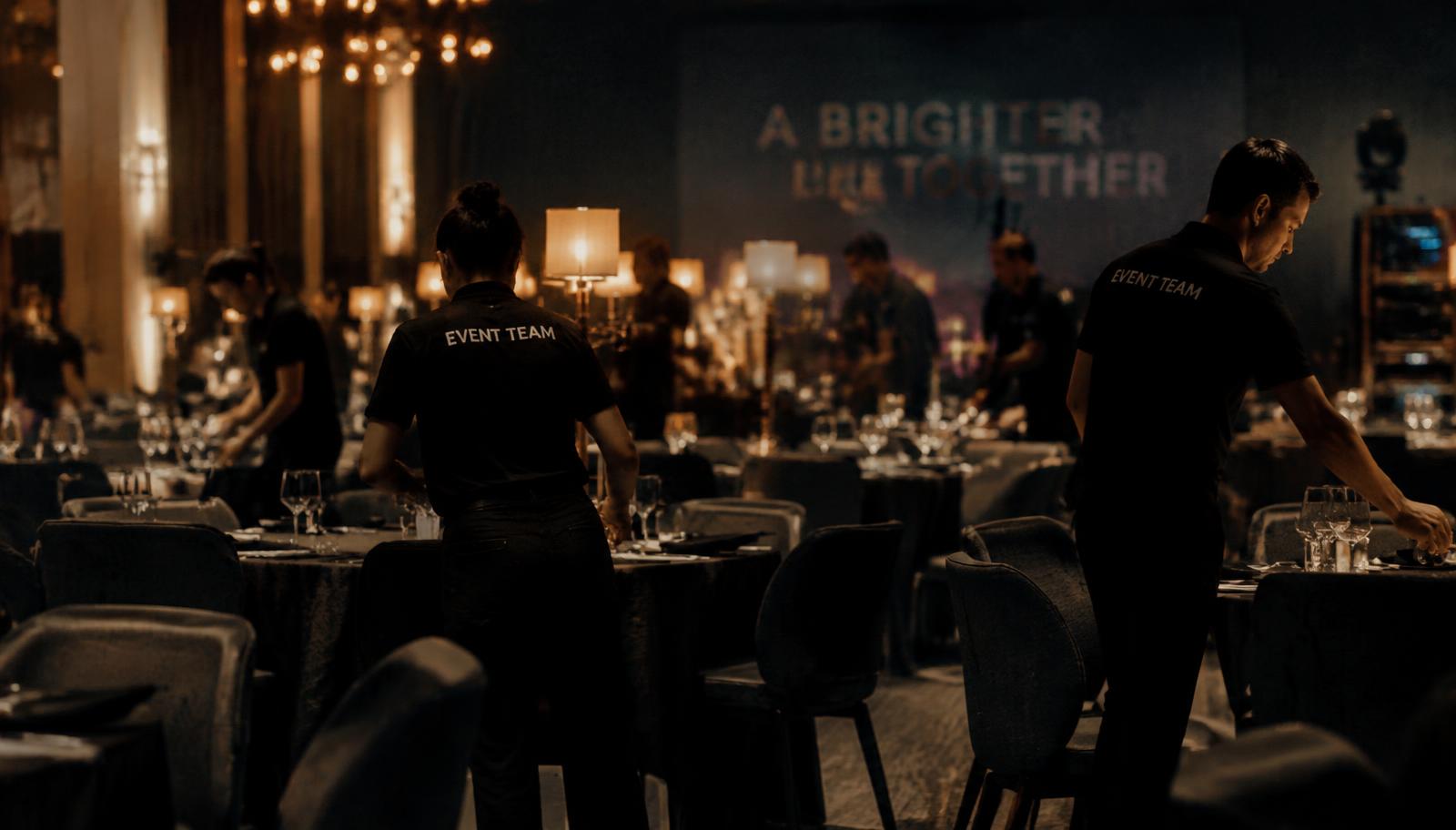 Eventcrew richt een galazaal in