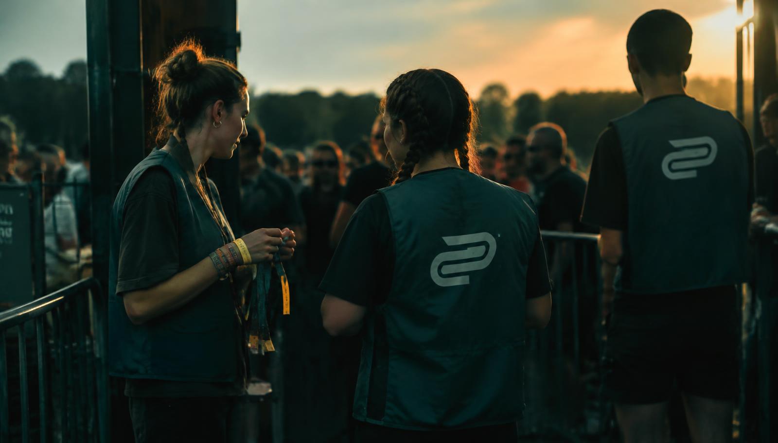 Festivalvrijwilligers bij de ingang